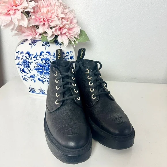 Chanel pearl combat boots - Picture 3 of 12